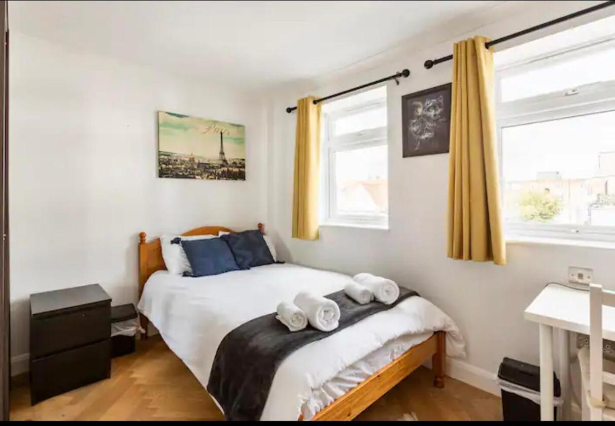 Stunning 2 Bedrooms, 2 Bathrooms Flat. Appartement Londen