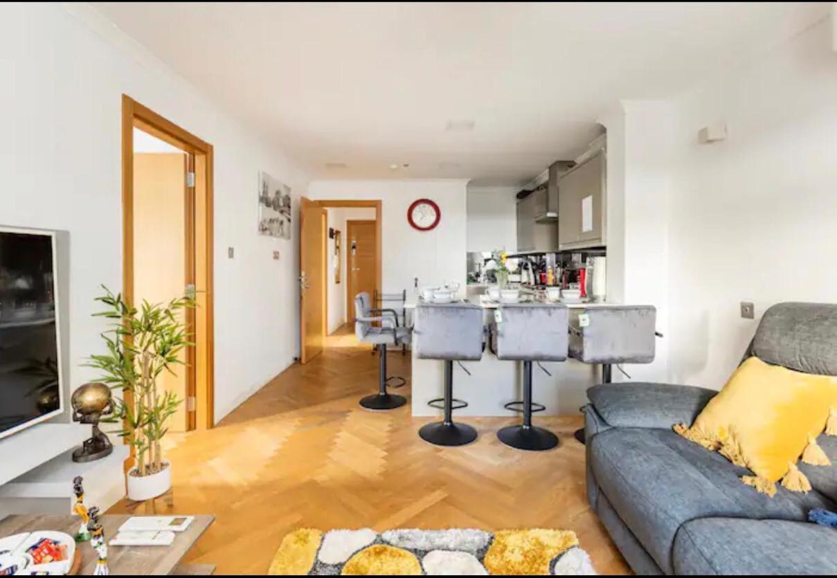 Stunning 2 Bedrooms, 2 Bathrooms Flat. Appartement *