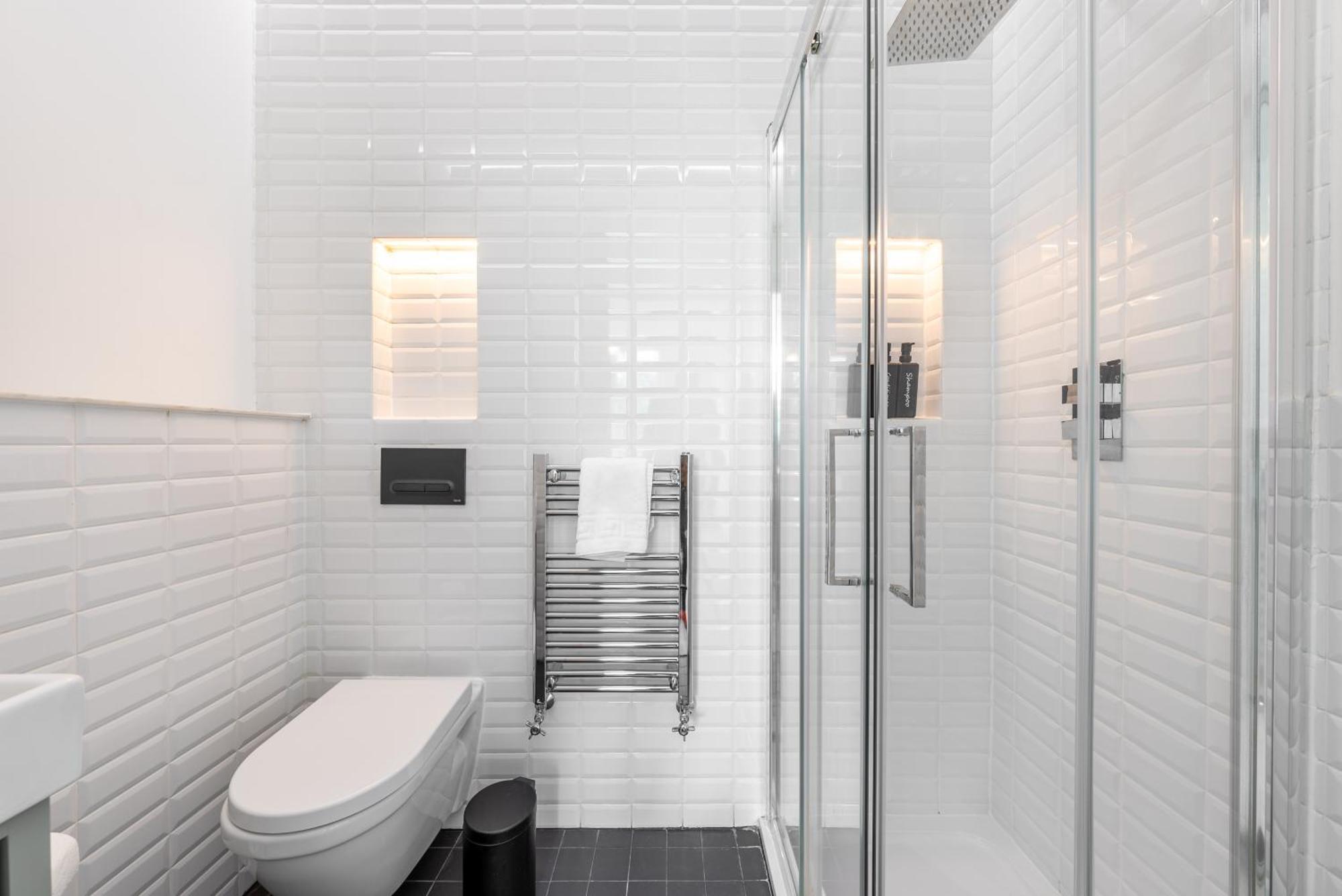 Artsy Serviced - Ealing Londra