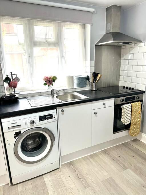 Garden 1-bed Flat 30min To Downtown & Free Parking * Londen