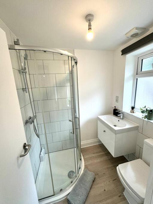Appartement Garden 1-bed Flat 30min To Downtown & Free Parking Londen