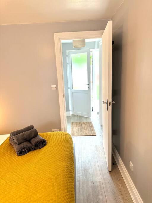 Garden 1-bed Flat 30min To Downtown & Free Parking Appartement Londen