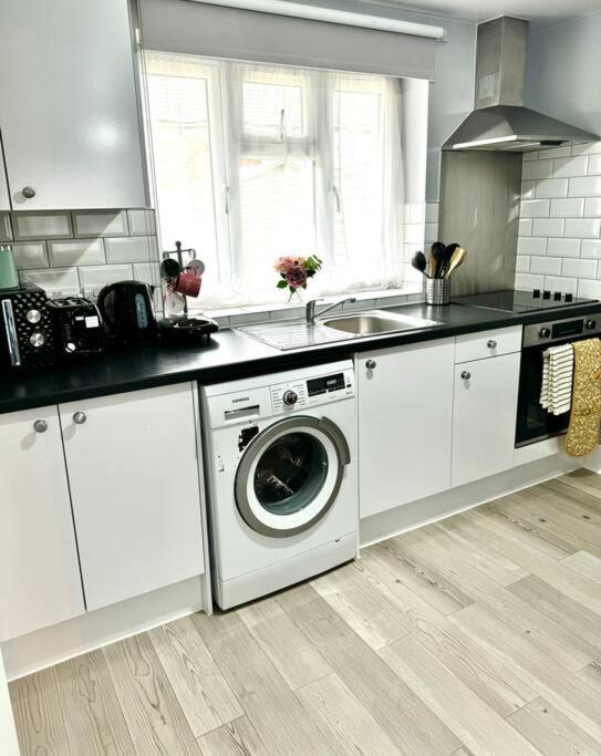 Appartement Garden 1-bed Flat 30min To Downtown & Free Parking Londen