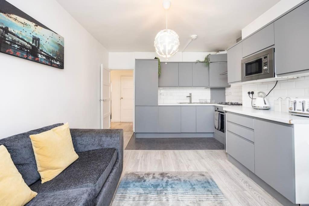 Modernised 3 Bed Pad Near Trendy Shoreditch Ground Floor With Balcony Lejlighed *