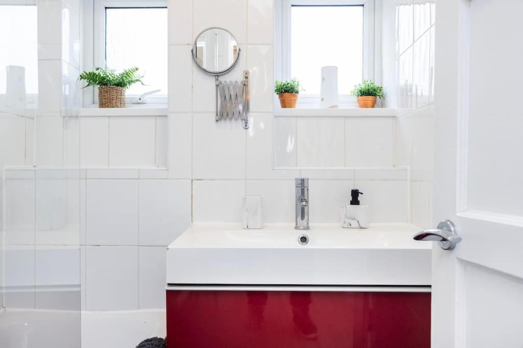 Modernised 3 Bed Pad Near Trendy Shoreditch Ground Floor With Balcony Lejlighed
