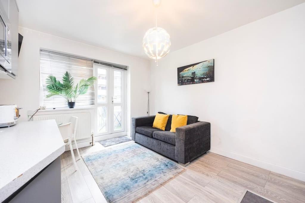 Modernised 3 Bed Pad Near Trendy Shoreditch Ground Floor With Balcony Lejlighed *