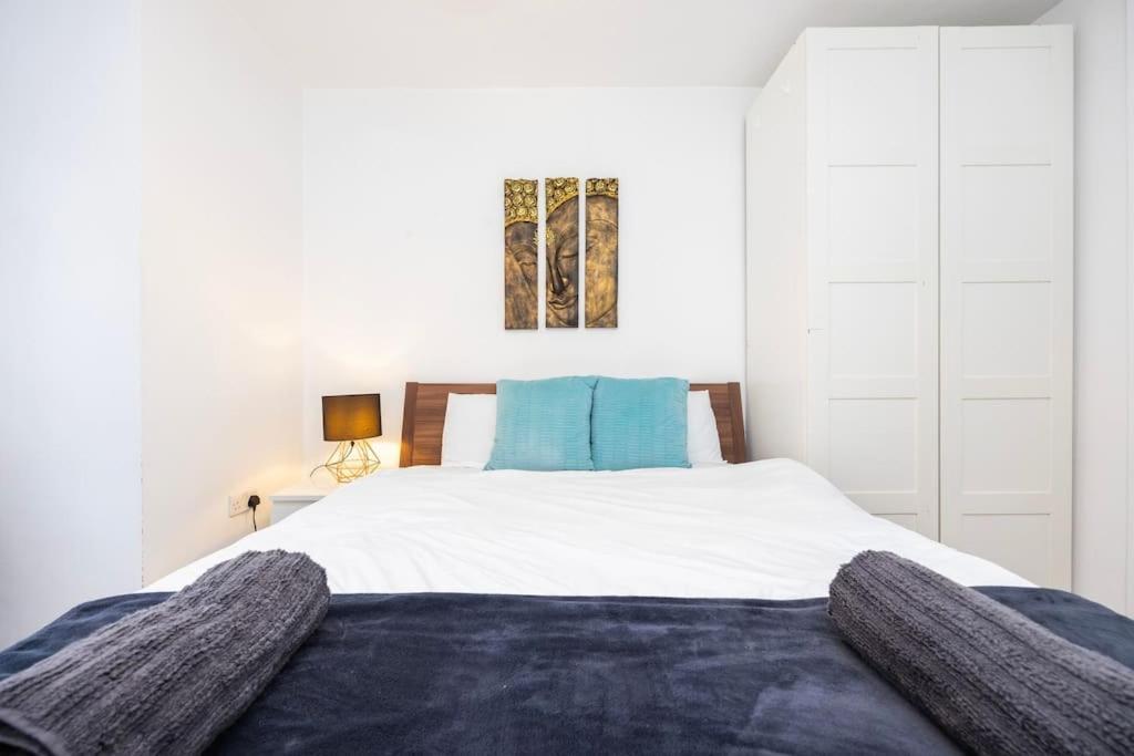Modernised 3 Bed Pad Near Trendy Shoreditch Ground Floor With Balcony Lejlighed