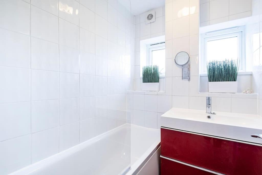 Modernised 3 Bed Pad Near Trendy Shoreditch Ground Floor With Balcony Lejlighed