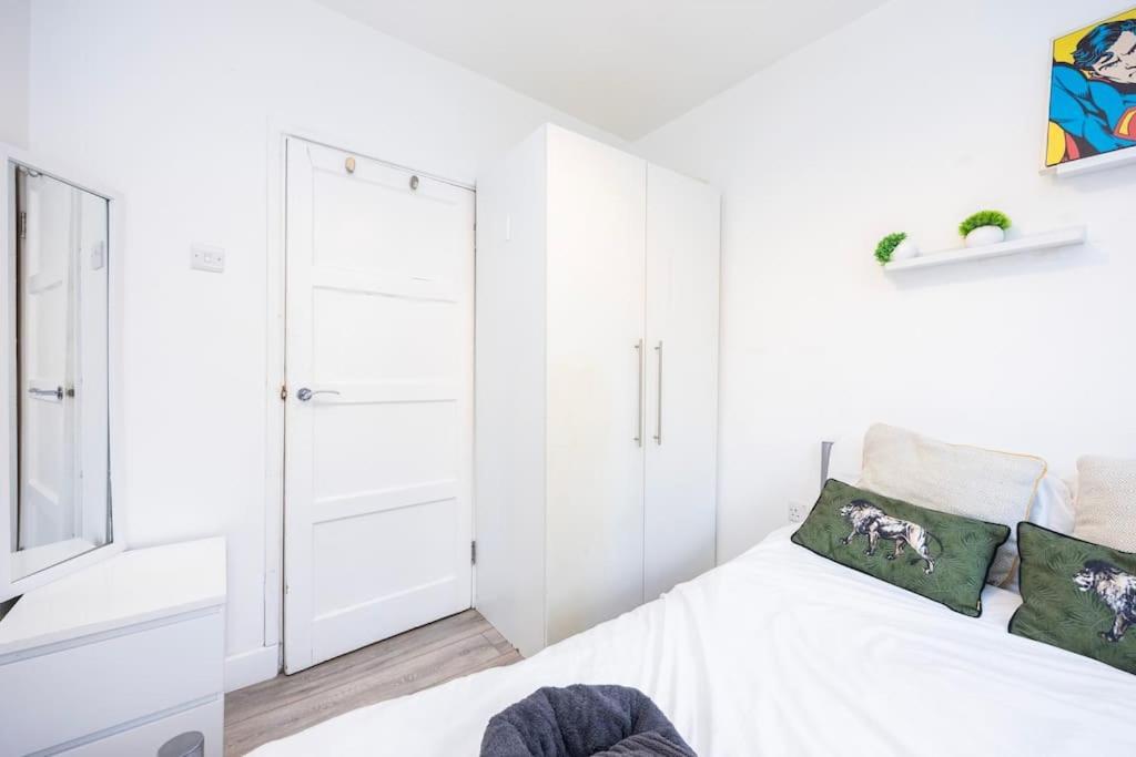 Modernised 3 Bed Pad Near Trendy Shoreditch Ground Floor With Balcony Lejlighed *