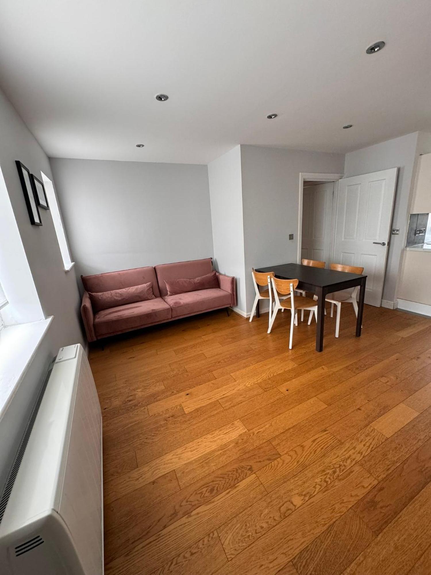 2-bedroom Flat Walking Distance To Excel - Perfect Location! Londra
