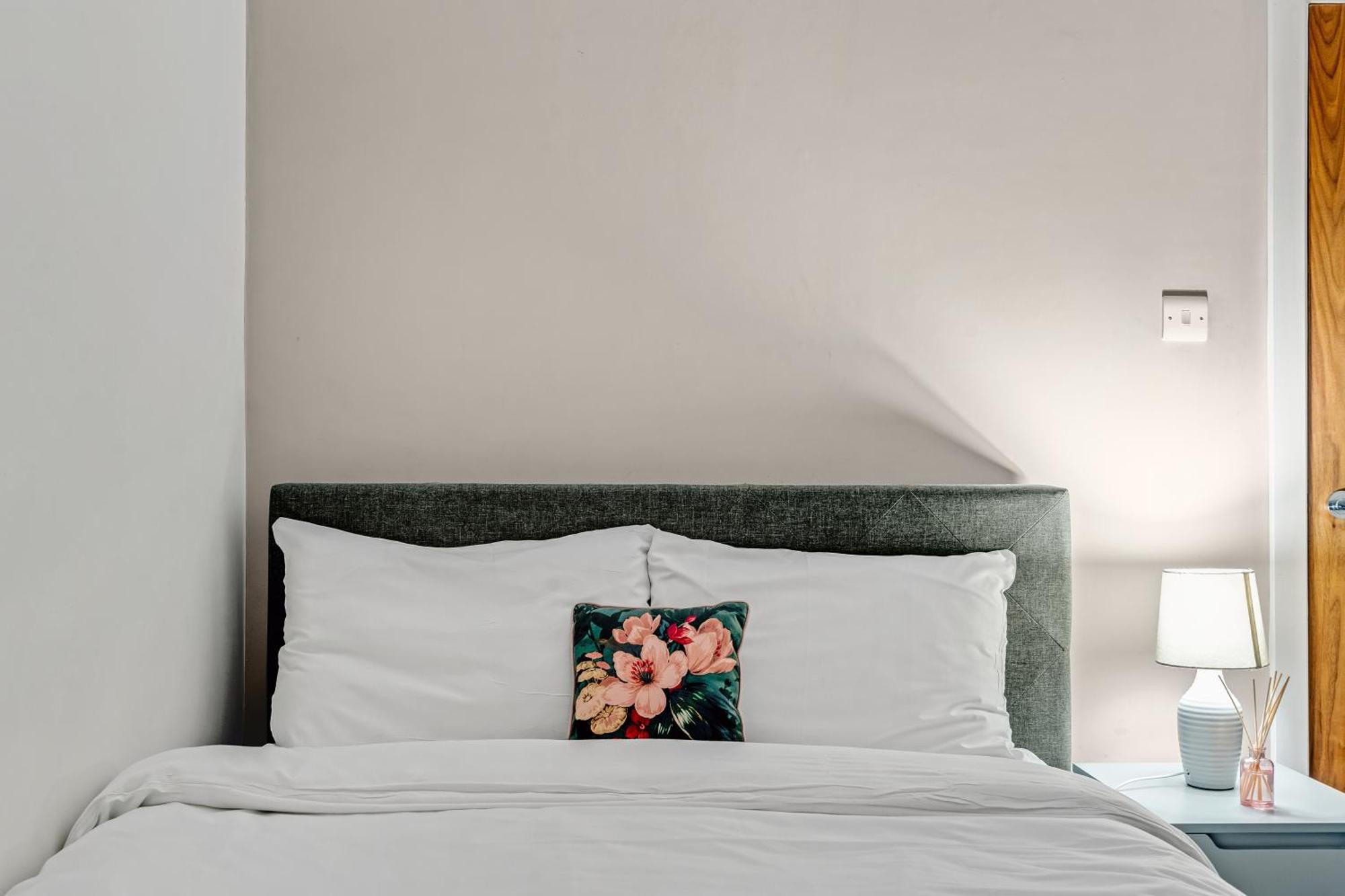 Very Central,1gb Fibre Wifi, 2min To Tube & Heathrow, Free Coffee, Milk & Snacks, 2 New Tvs & Sofabed Lägenhet