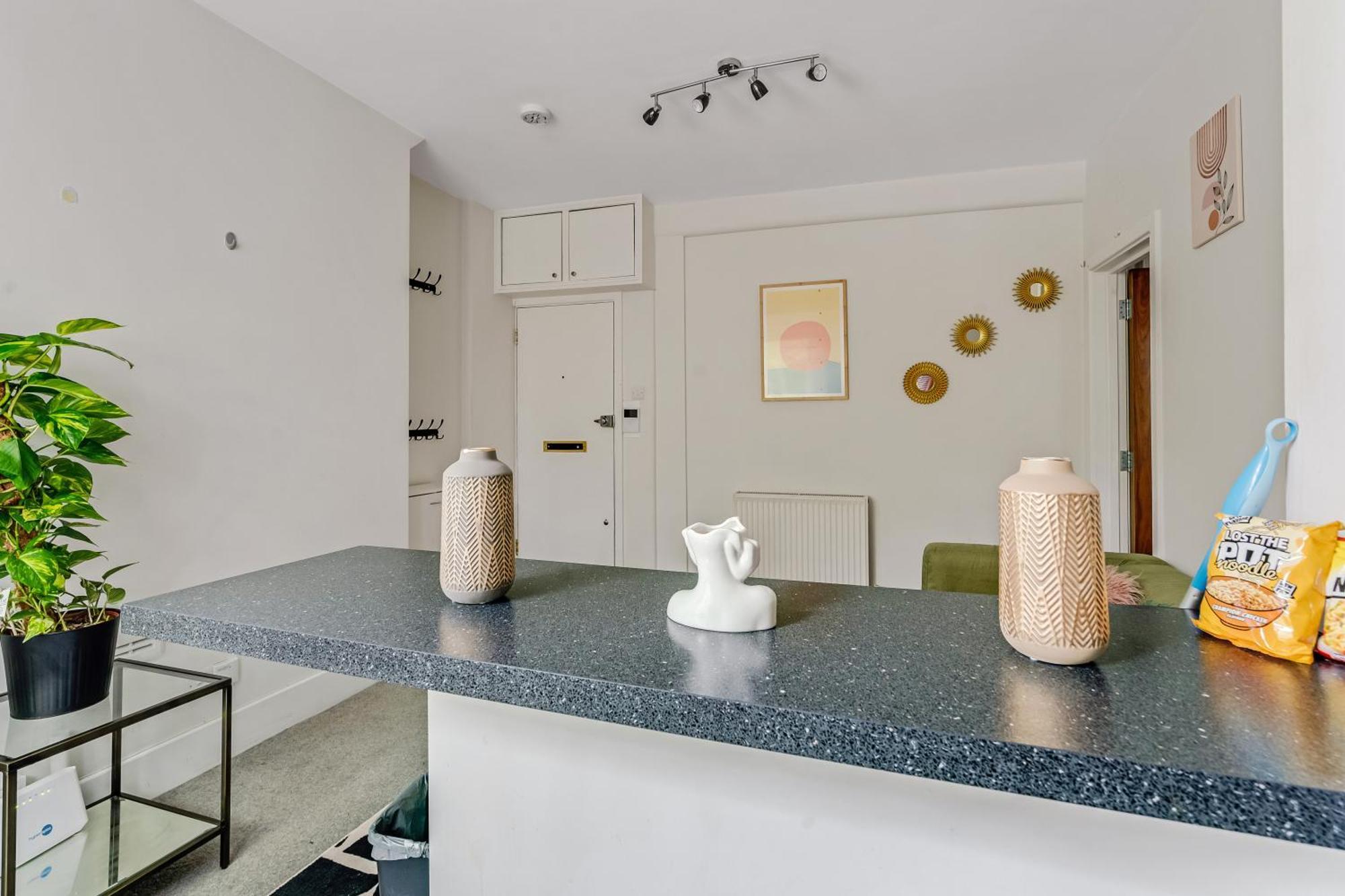 Very Central,1gb Fibre Wifi, 2min To Tube & Heathrow, Free Coffee, Milk & Snacks, 2 New Tvs & Sofabed *