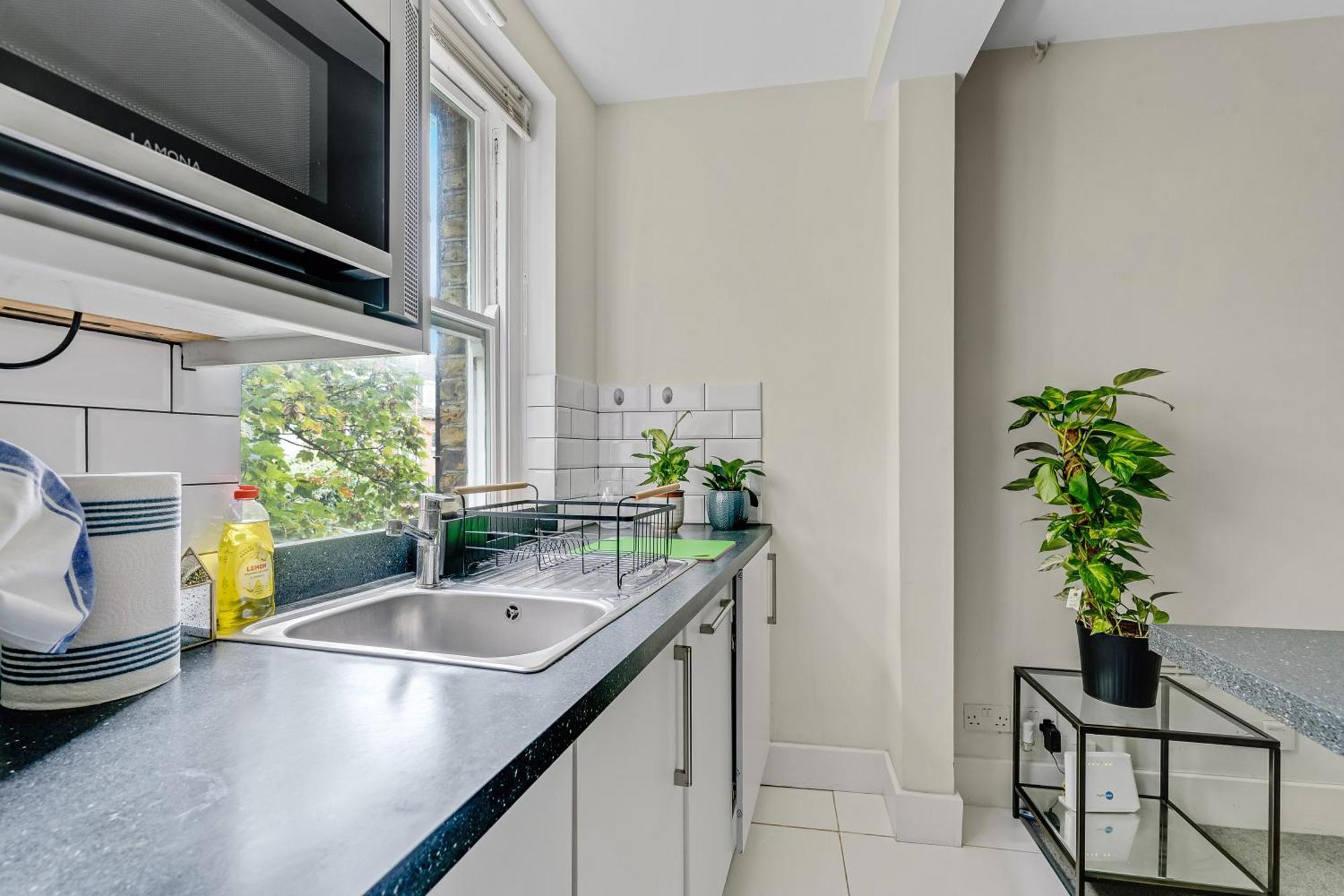 Very Central,1gb Fibre Wifi, 2min To Tube & Heathrow, Free Coffee, Milk & Snacks, 2 New Tvs & Sofabed Lägenhet *