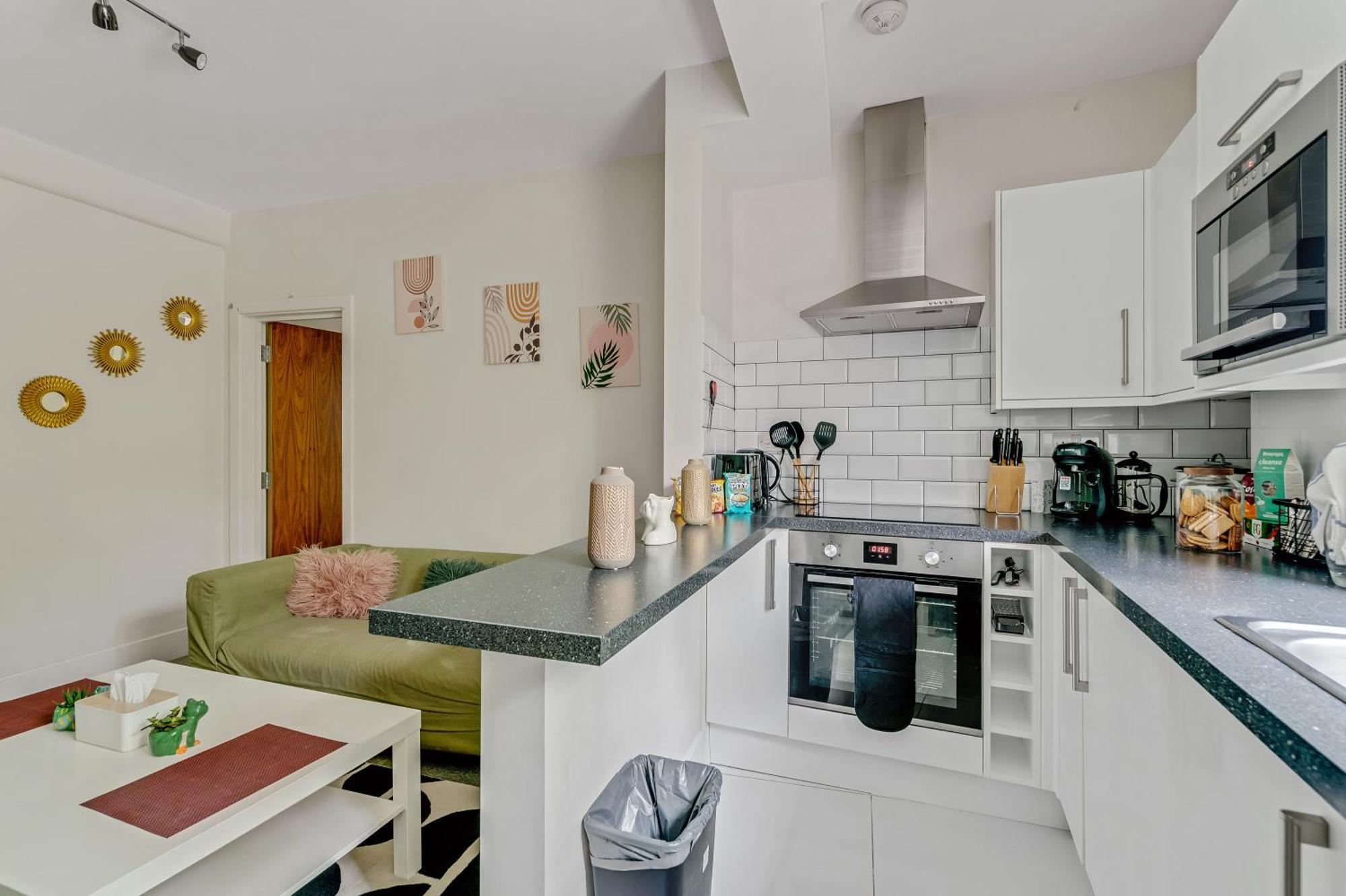 Lägenhet Very Central,1gb Fibre Wifi, 2min To Tube & Heathrow, Free Coffee, Milk & Snacks, 2 New Tvs & Sofabed London