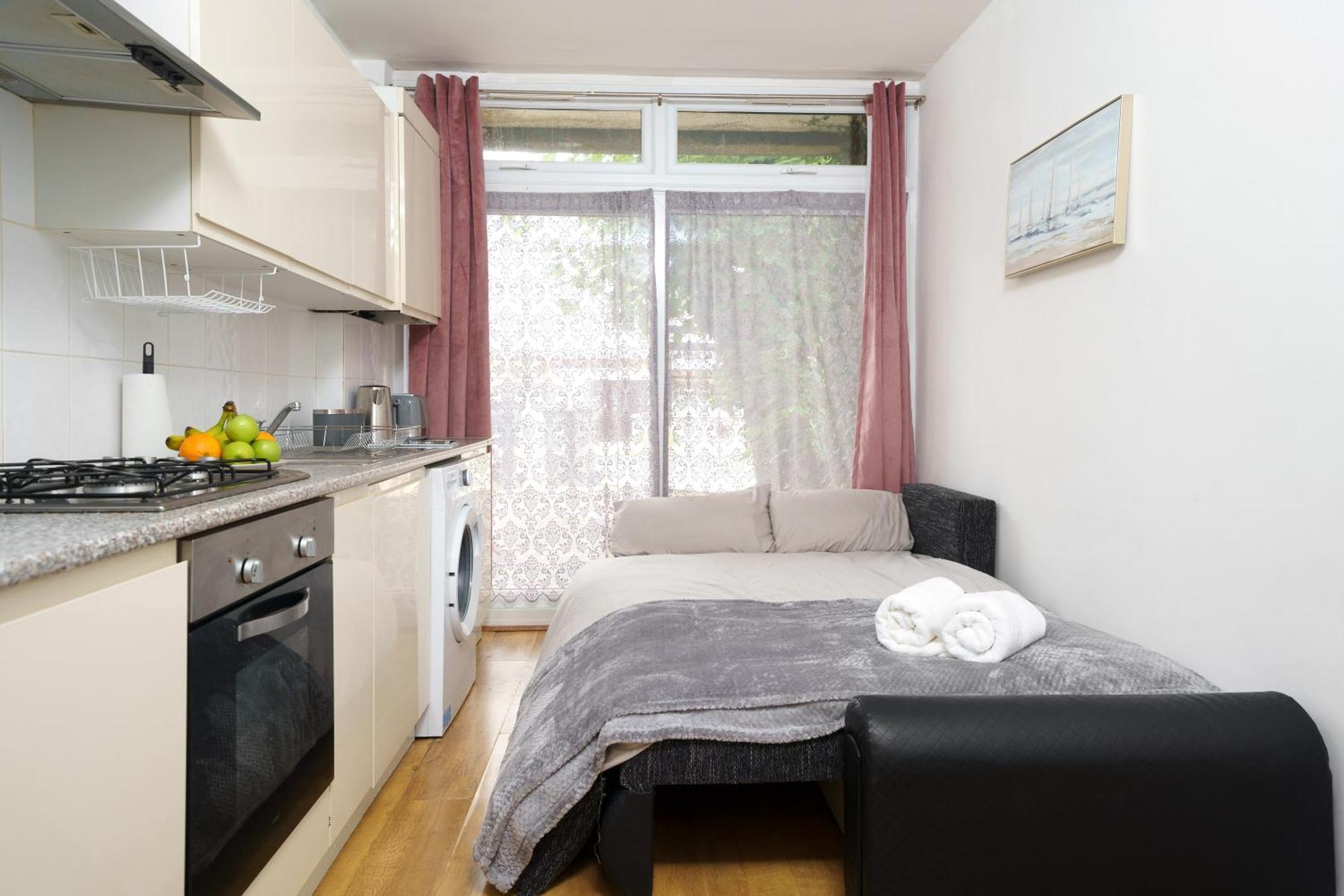 Apartment Cozy 2-bed Garden Flat, Wembley *