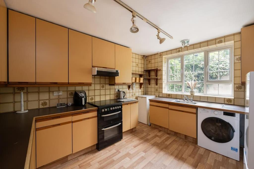 5 Bed With Private Parking - 25 Mins To Apartment *