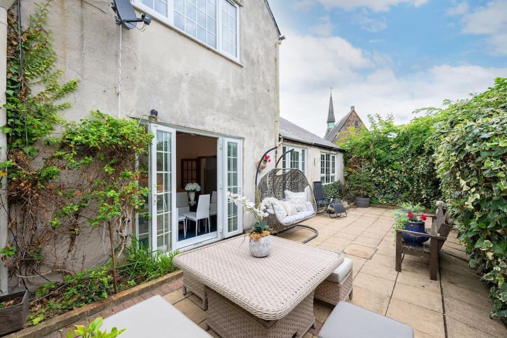 Apartment 5 Bed With Private Parking - 25 Mins To London