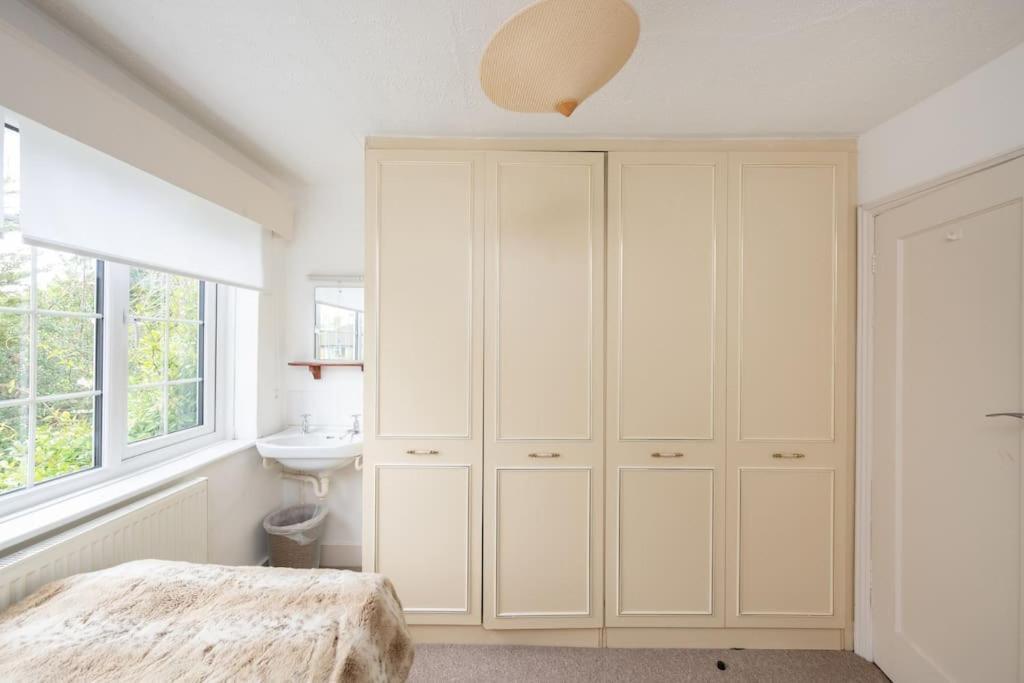 Apartment 5 Bed With Private Parking - 25 Mins To London