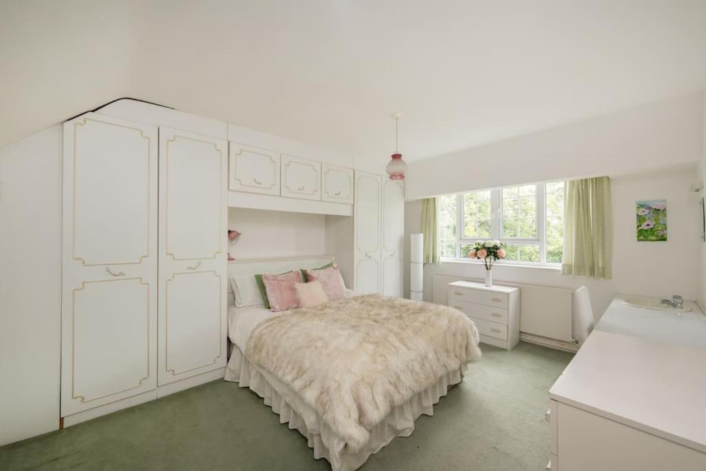 5 Bed With Private Parking - 25 Mins To