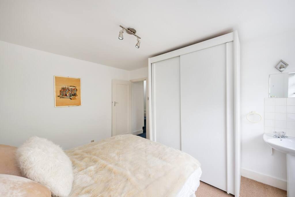 Apartment 5 Bed With Private Parking - 25 Mins To