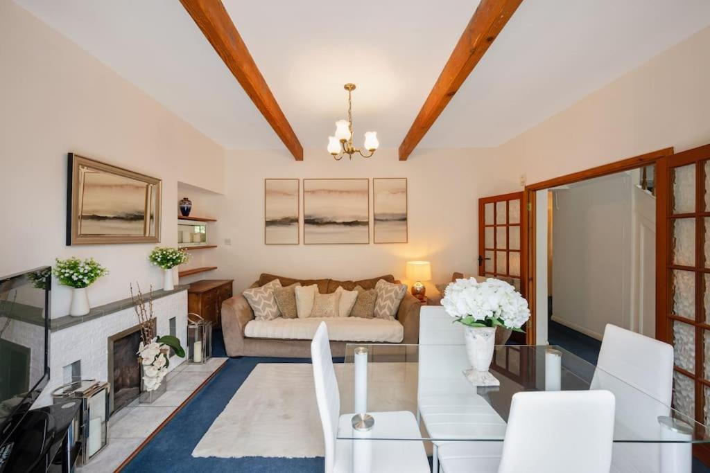 5 Bed With Private Parking - 25 Mins To Apartment *