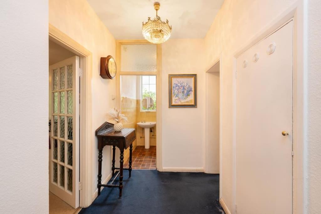 5 Bed With Private Parking - 25 Mins To Apartment *