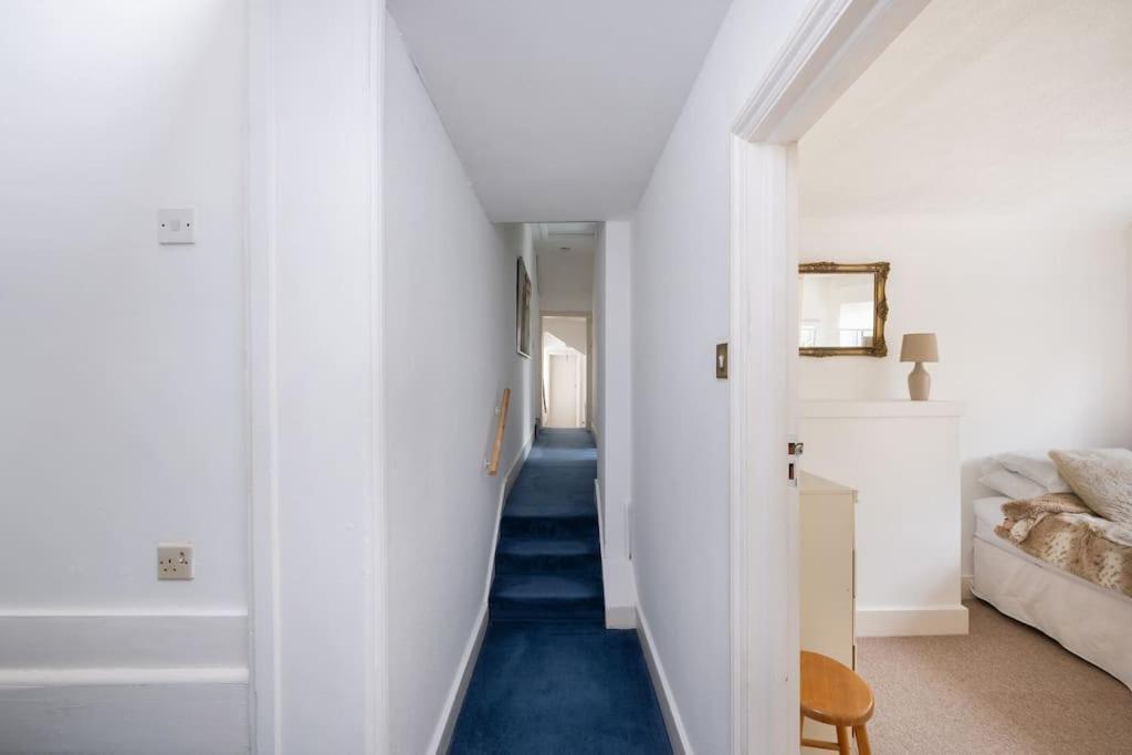 5 Bed With Private Parking - 25 Mins To