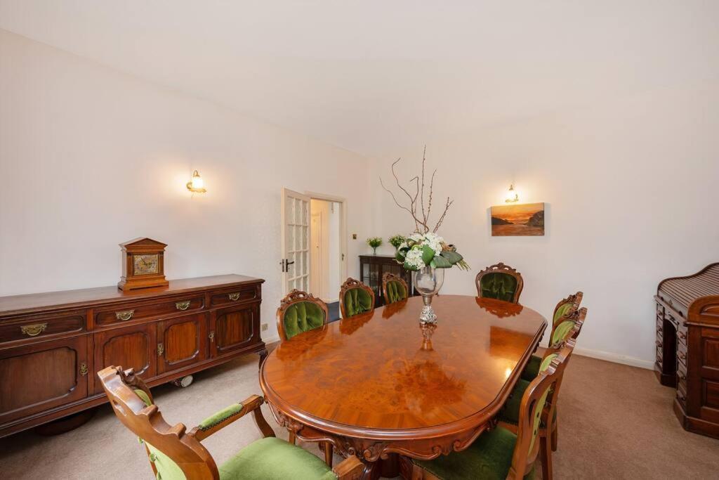 Apartment 5 Bed With Private Parking - 25 Mins To