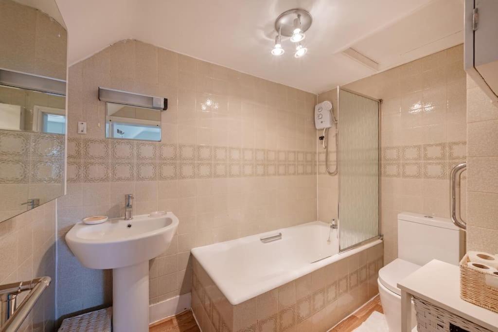 5 Bed With Private Parking - 25 Mins To London