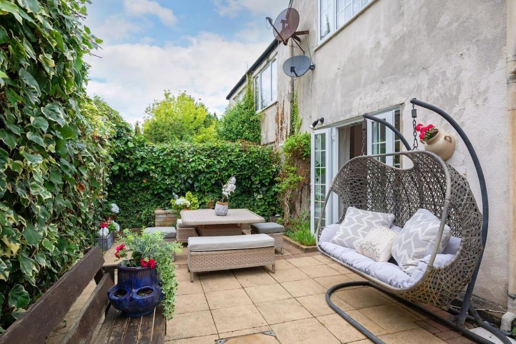 Apartment 5 Bed With Private Parking - 25 Mins To *
