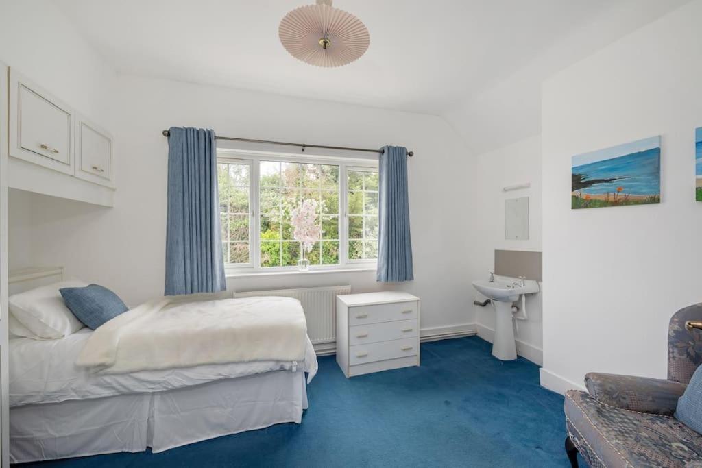 5 Bed With Private Parking - 25 Mins To