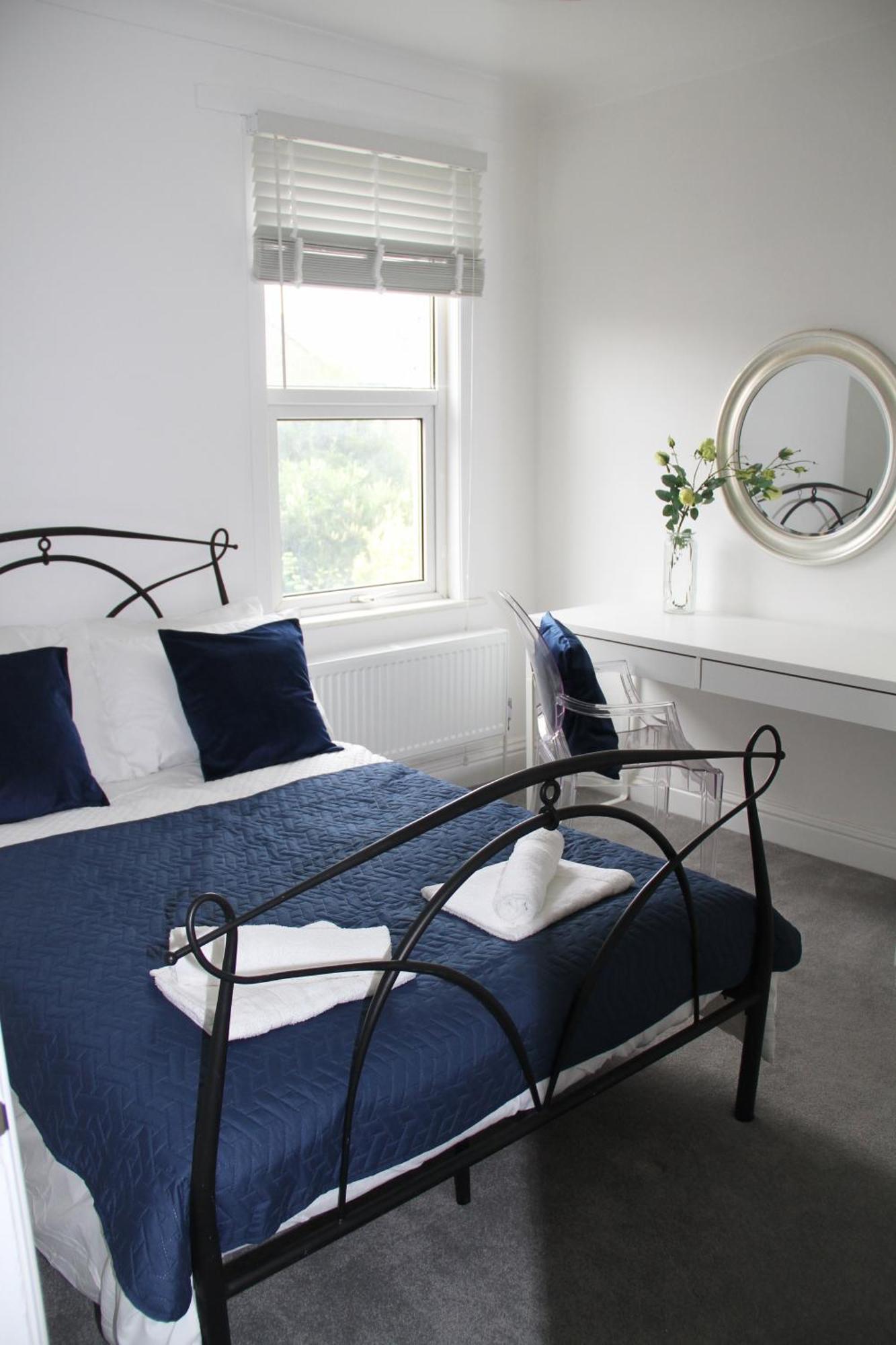 No 10 Spacious 2-bedroom House In Stratford With Parking For Up To Six Ferienhaus *