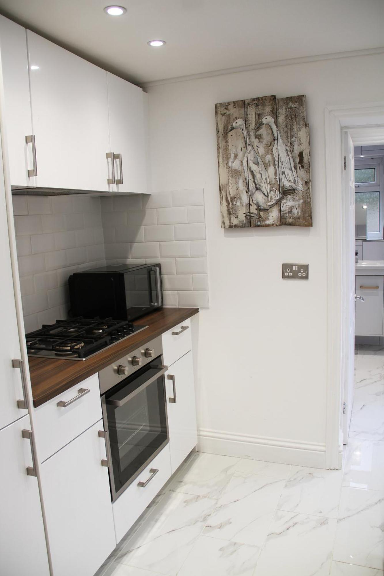 No 10 Spacious 2-bedroom House In Stratford With Parking For Up To Six * London