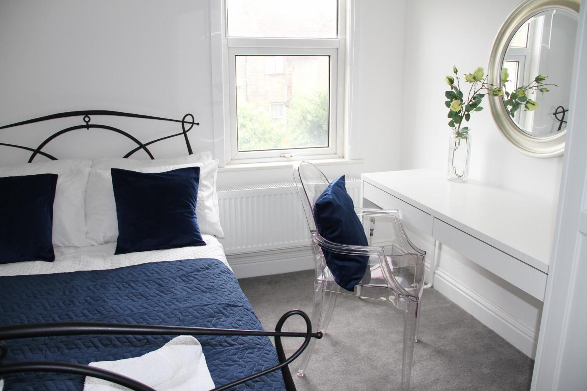 No 10 Spacious 2-bedroom House In Stratford With Parking For Up To Six * London