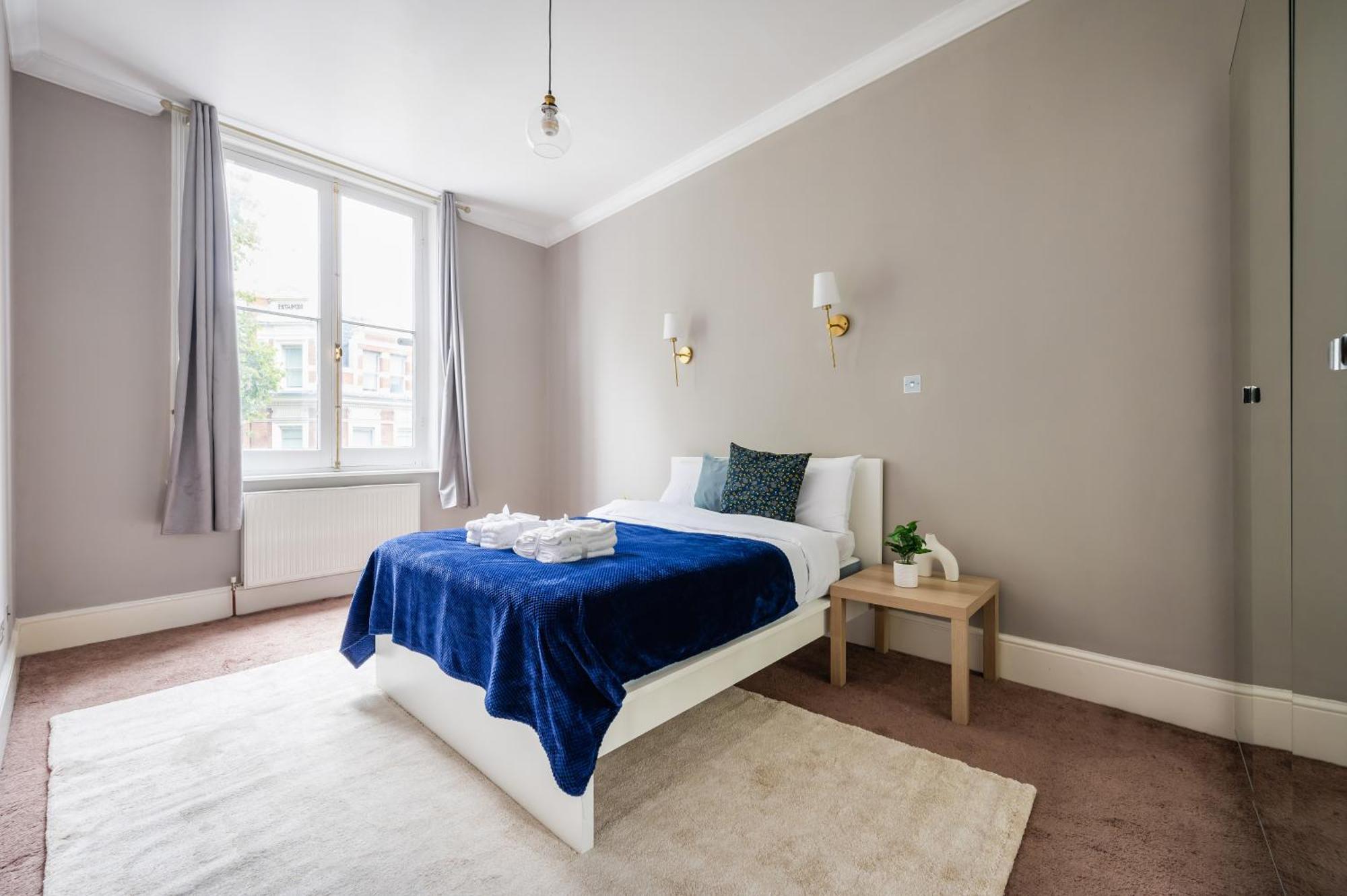 Large 1 Bedroom In Center Of 2 Londra
