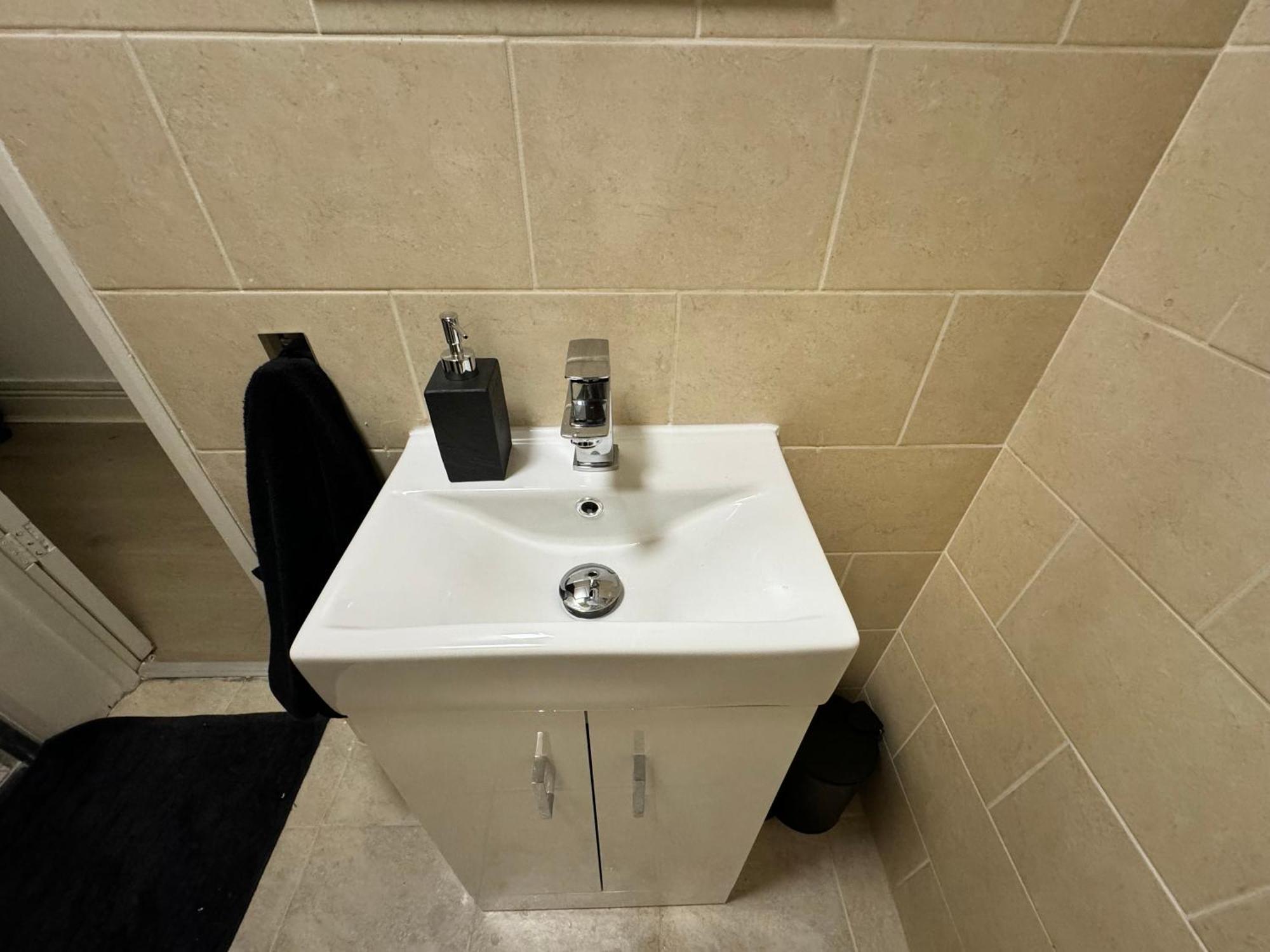 Stunning Newly Refurbished With A Private Courtyard To Enjoy! Apartment *