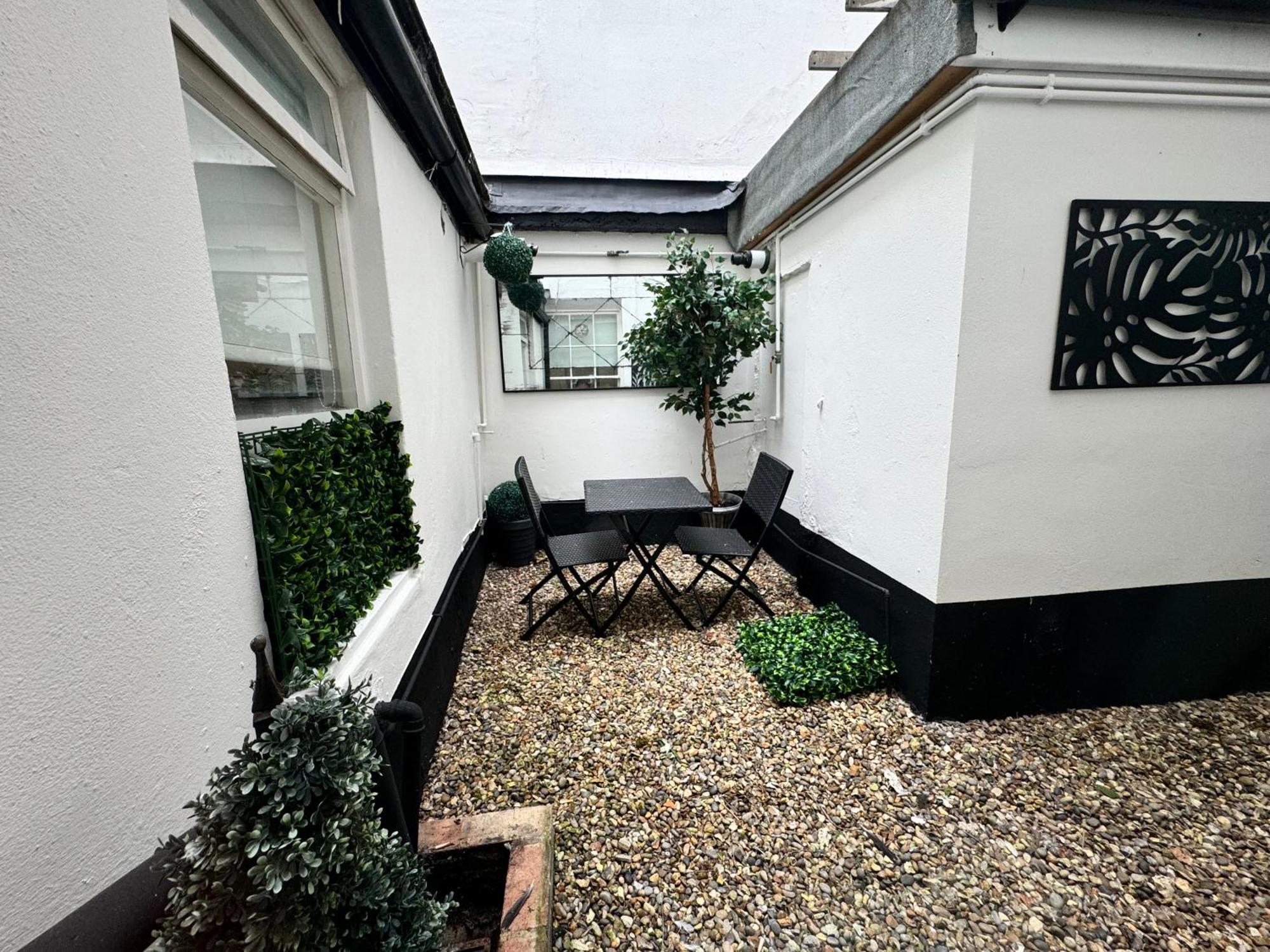 Apartment Stunning Newly Refurbished With A Private Courtyard To Enjoy!