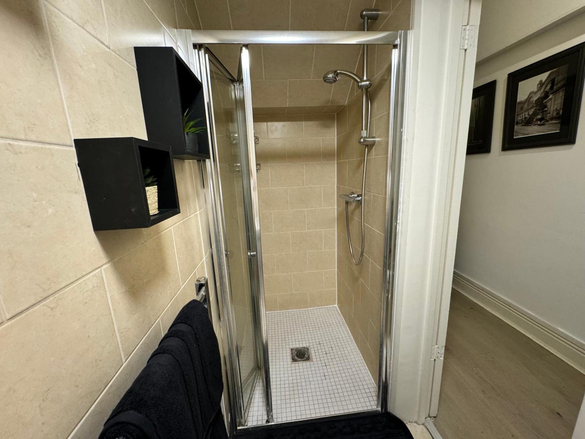 Stunning Newly Refurbished With A Private Courtyard To Enjoy! Apartment London