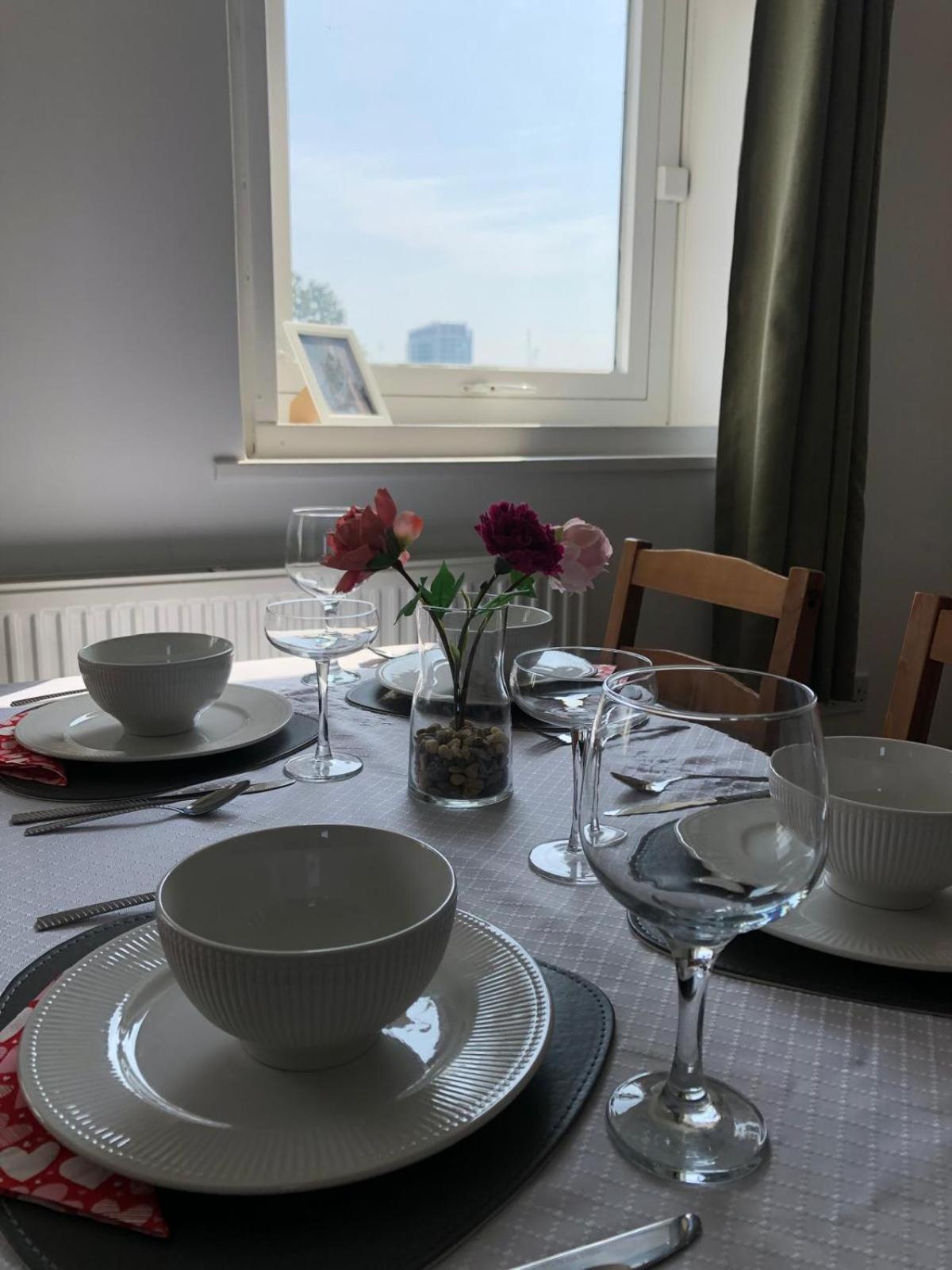 Comfy Entire Flat With View Balcony In Regents Park, Camden, Londen