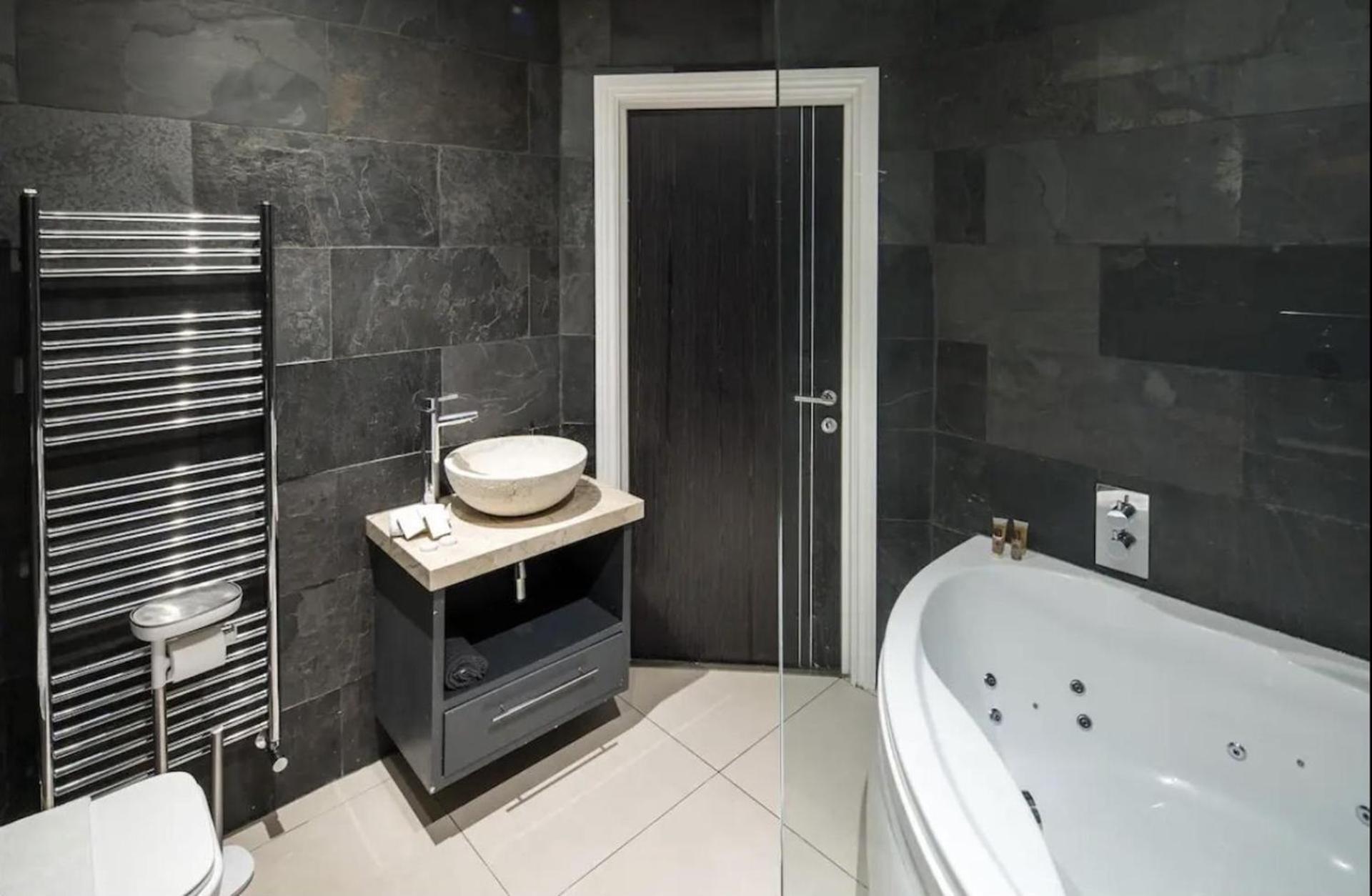 Luxury Penthouse Located Near Old Street Apartment *
