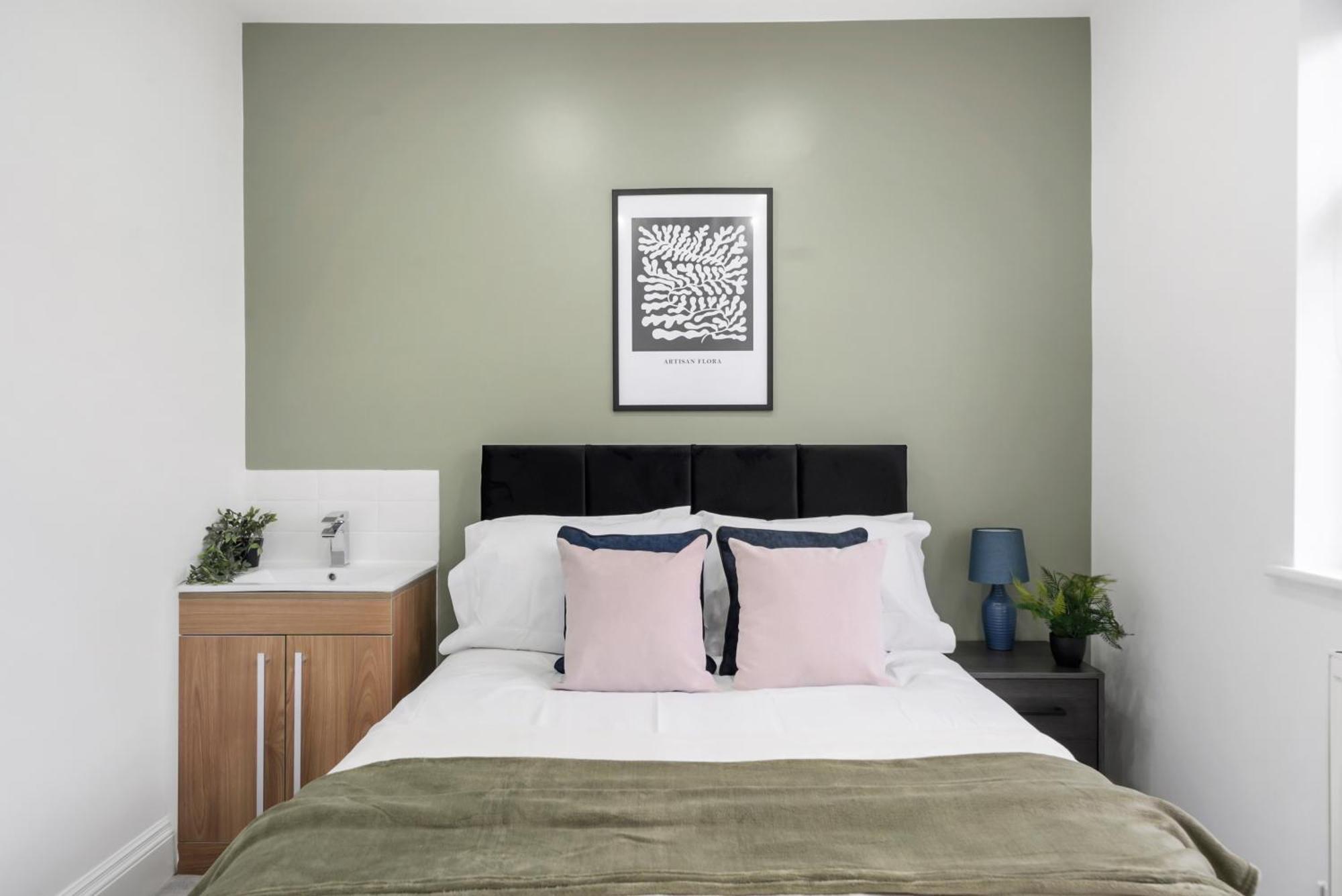 4 Bedroom House & Free Parking Close To Kensal Rise Station *