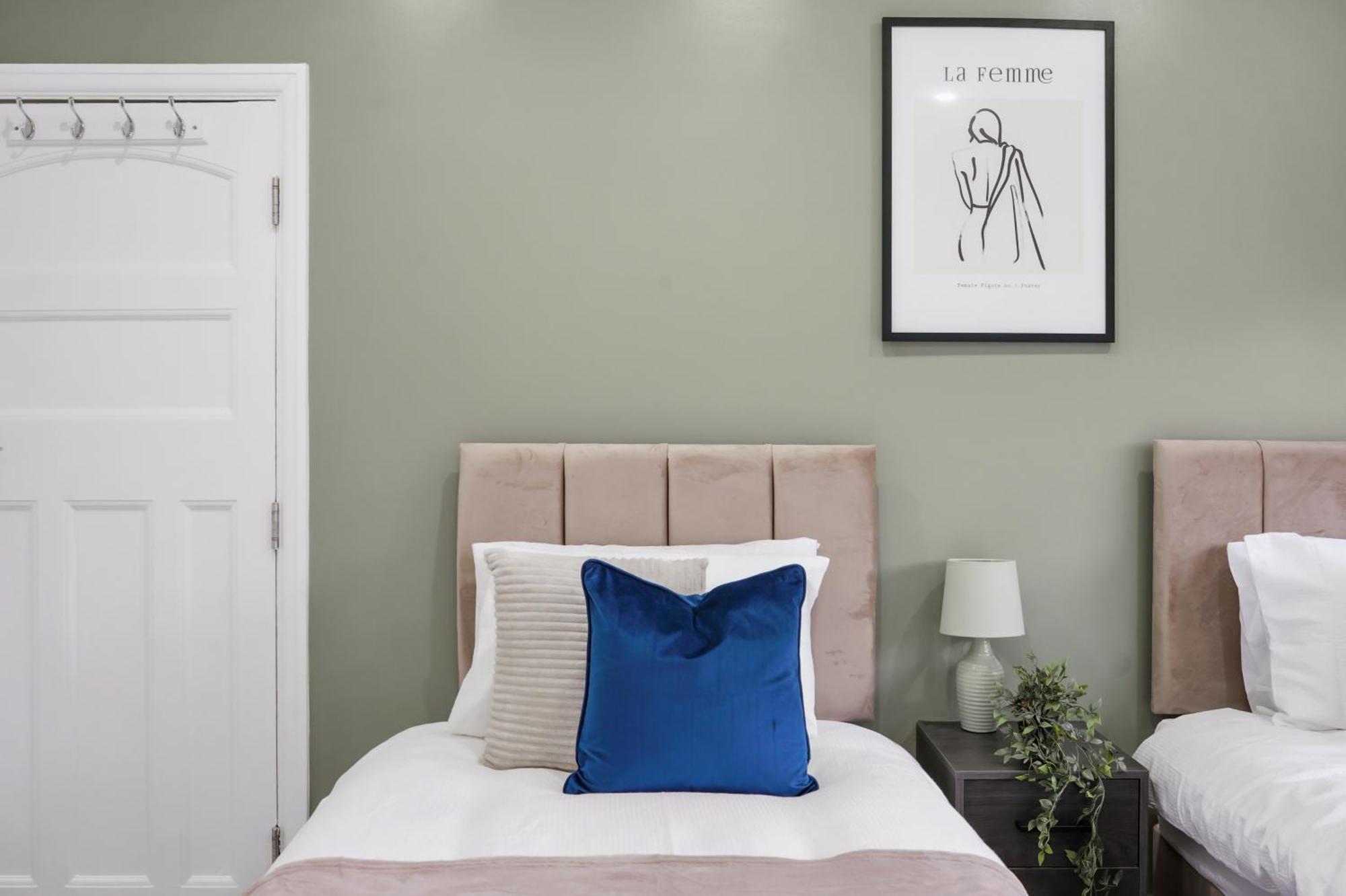 4 Bedroom House & Free Parking Close To Kensal Rise Station * London