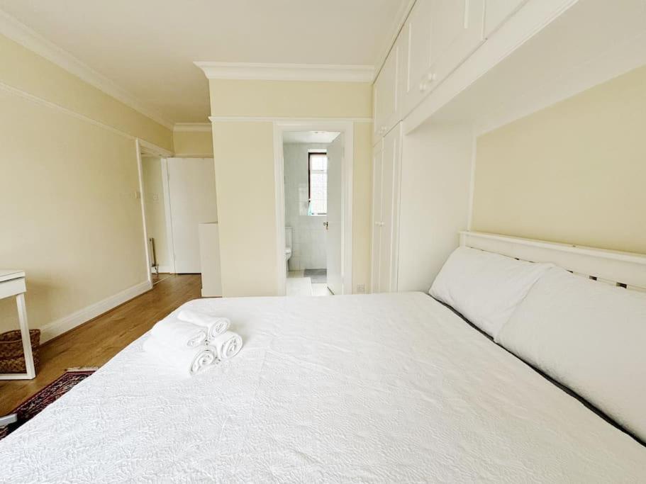 Holiday home Bright & Spacious House Near London