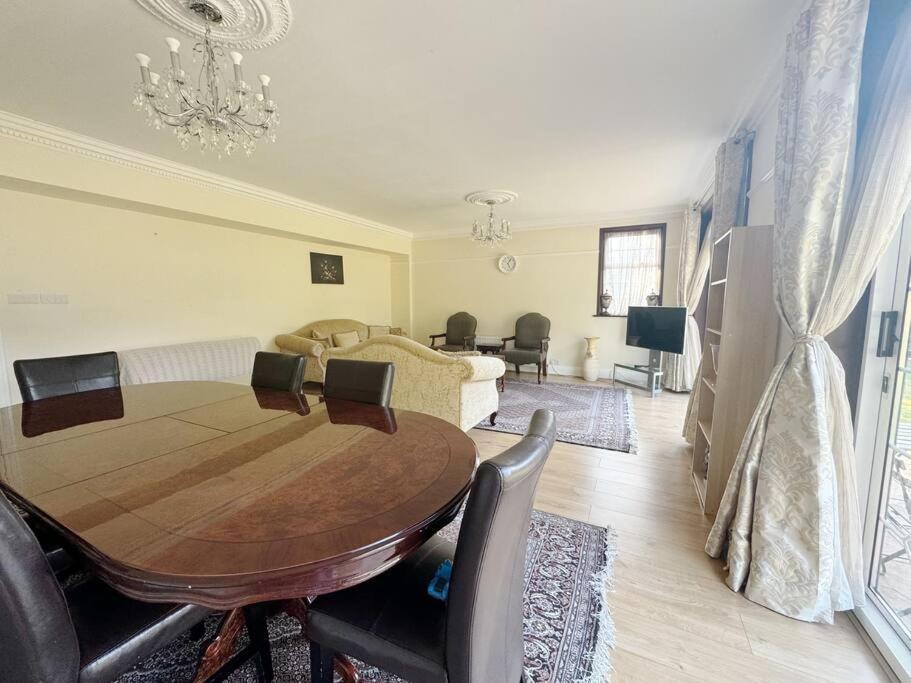 Bright & Spacious House Near *