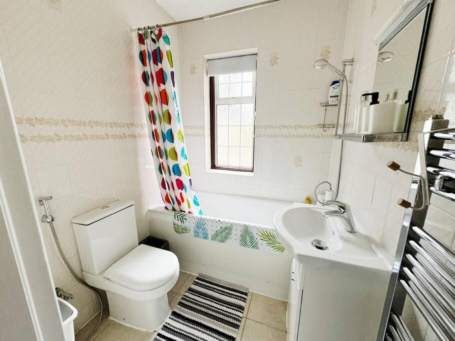 Bright & Spacious House Near Holiday home London