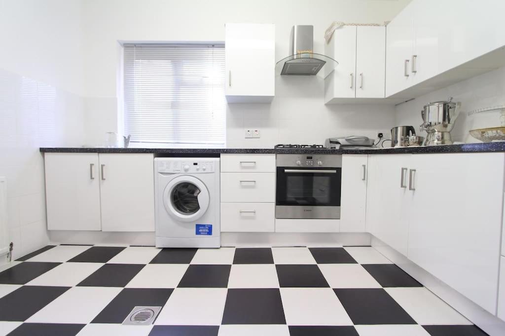 Holiday home Bright & Spacious House Near London