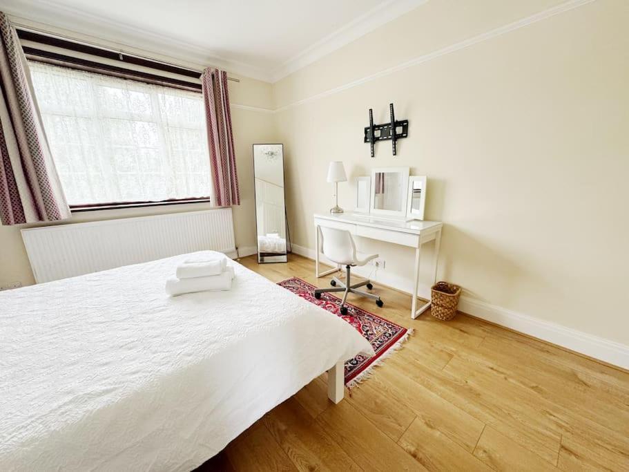 Bright & Spacious House Near London