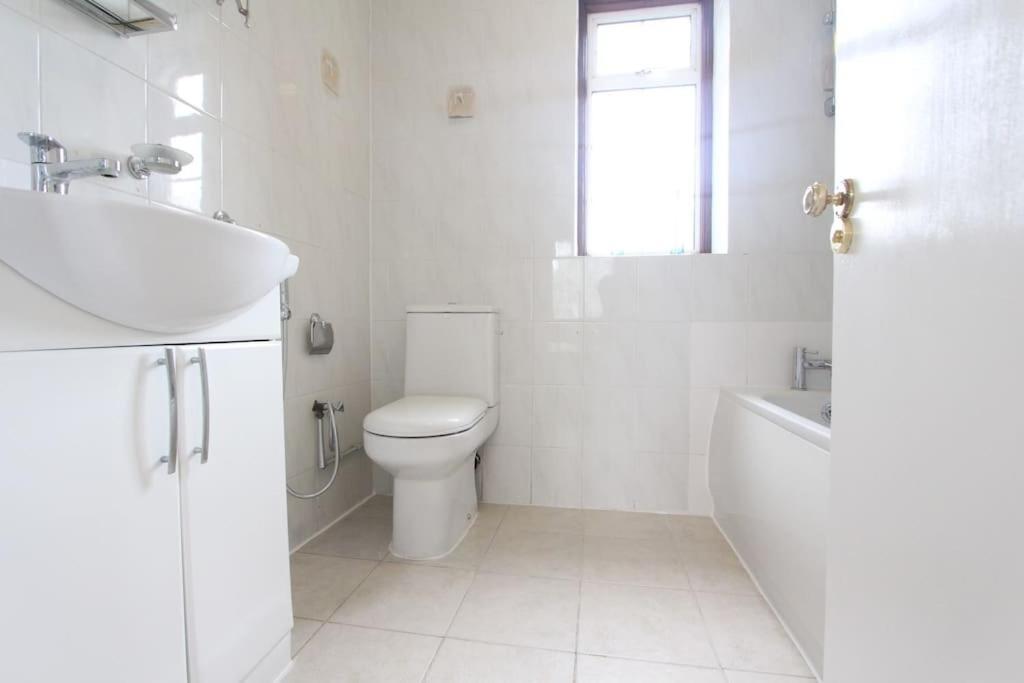 Bright & Spacious House Near Holiday home *