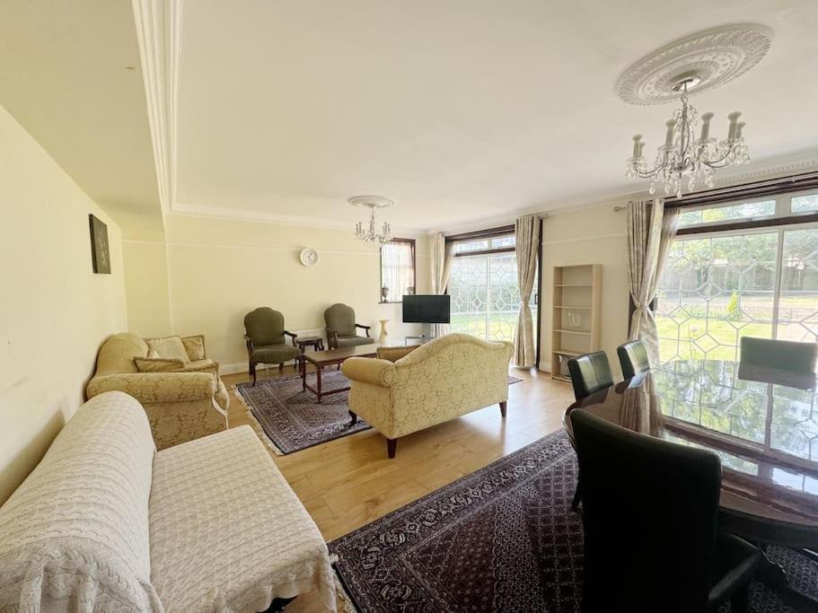 Bright & Spacious House Near Holiday home