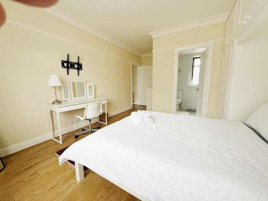 Bright & Spacious House Near Holiday home London